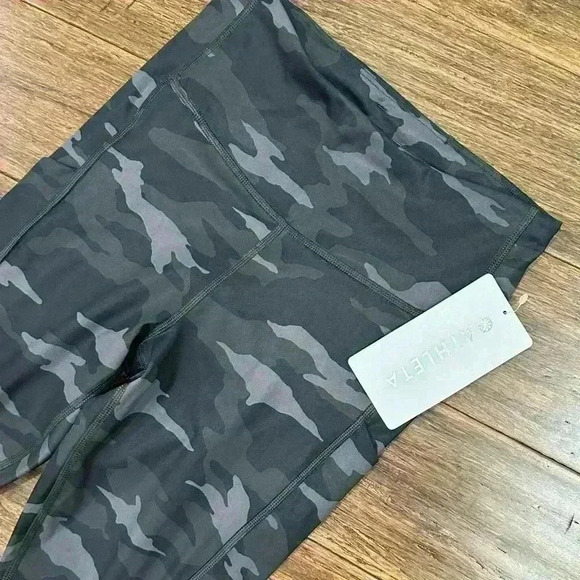 Athleta ultimate camo 7/8 tight BNWT leggings - Picture 2 of 5